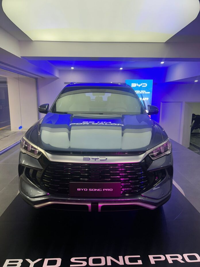 Modelo de exhibición en la sucursal de BYD en El Salvador