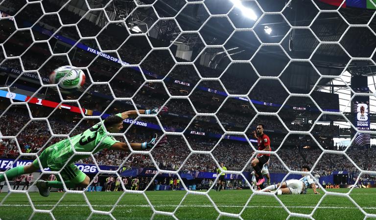 ATLANTA, GEORGIA - 7 DE JULIO: (NOTA DEL EDITOR: La imagen fue capturada con una cámara remota desde detrás de la portería). Mostafa Zico #11 de Egipto anota el segundo gol de su equipo ante Emiliano Martínez #23 de Argentina durante el partido de octavos de final de la Copa Mundial de la FIFA 2026 entre Argentina y Egipto en el Estadio de Atlanta el 7 de julio de 2026 en Atlanta, Georgia. (Foto de Buda Mendes/Getty Images)